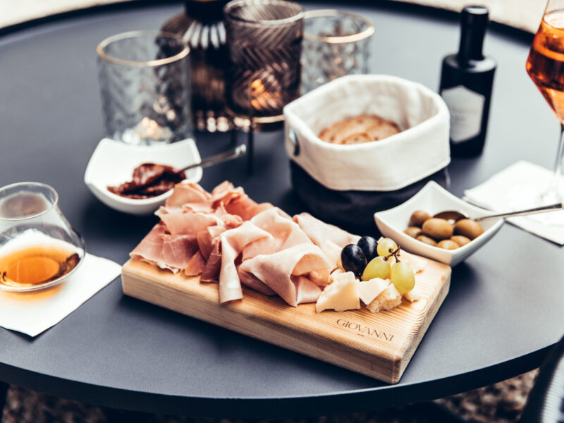 Cocktails und Antipasti